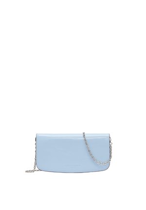 Jasnoniebieska prostokątna torebka kopertowa z srebrnym łańcuszkiem, gładkim wykończeniem i zaokrąglonymi dolnymi narożnikami na białym tle.