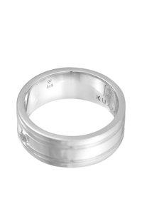 Silverring med en slät, polerad yta, med en dubbelbanddesign och graverad med "925" som indikerar sterlingsilver.