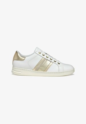 Zapatillas de cuero blancas con acentos en dorado metálico, que presentan dos franjas horizontales en el lateral, diseño de cordones y un talón texturizado.