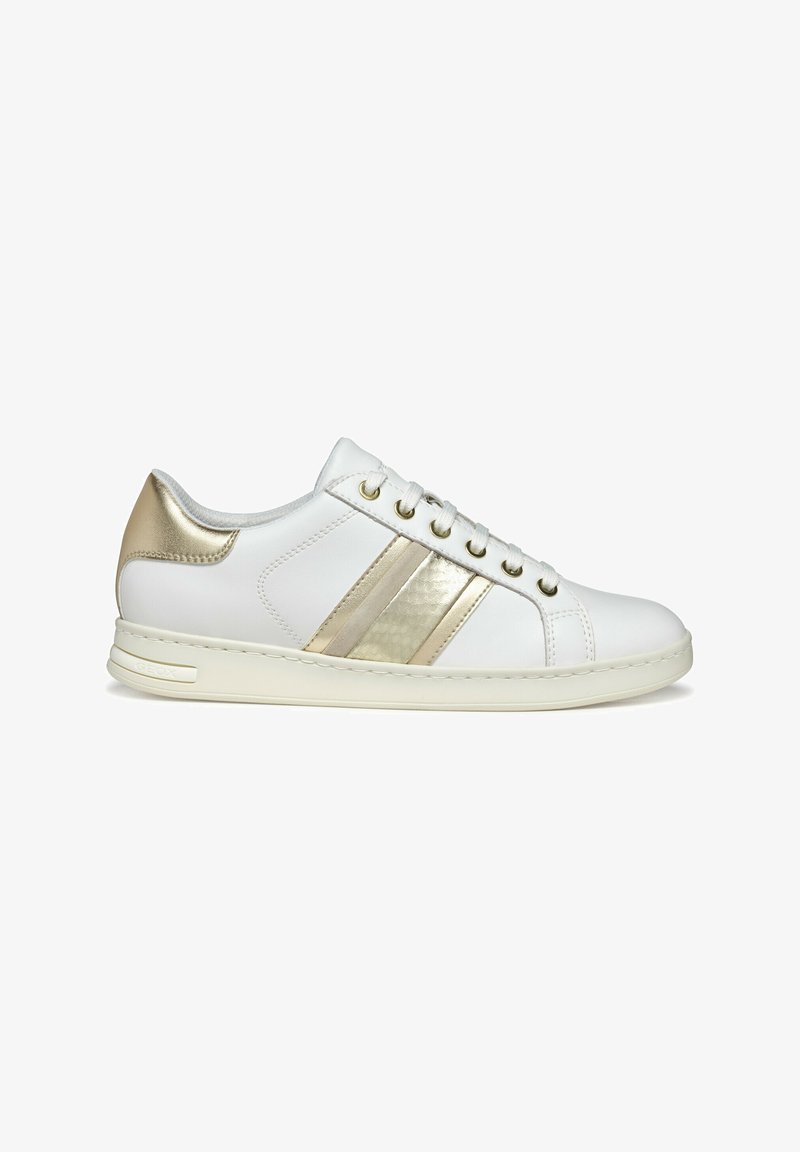 Witte leren sneakers met metallic gouden accenten, voorzien van twee horizontale strepen aan de zijkant, vetersluiting en een gestructureerde hak.