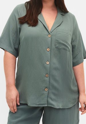 Chemise à boutons à manches courtes de couleur vert atténué, dotée d'une poche poitrine et de boutons en bois, en tissu léger avec une texture lisse.