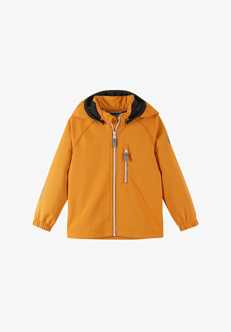 Giacca impermeabile arancione con cappuccio nero. Presenta una zip frontale, una tasca con zip e polsini elasticizzati per una vestibilità sicura. Texture liscia.