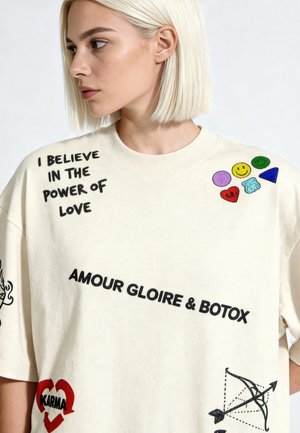 Mira Paris, TATTOO CRUSH OVERSIZED DROPPED SHOULDER TEE 26 UNISEX - T-shirt imprimé - off-white