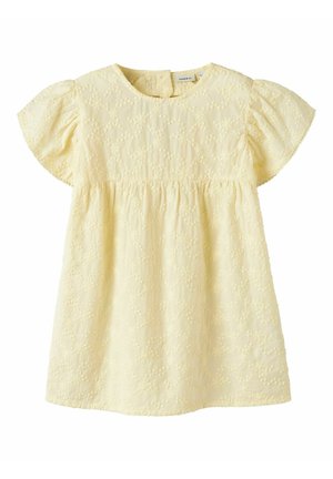 Gul babykjole med korte pufærmer og tekstureret blomsterbroderi, med rund halsudskæring og knaplukning bagpå.