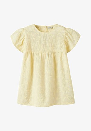 Robe bébé jaune avec des manches courtes bouffantes et une broderie florale texturée, présentant un col rond et une fermeture à boutons au dos.