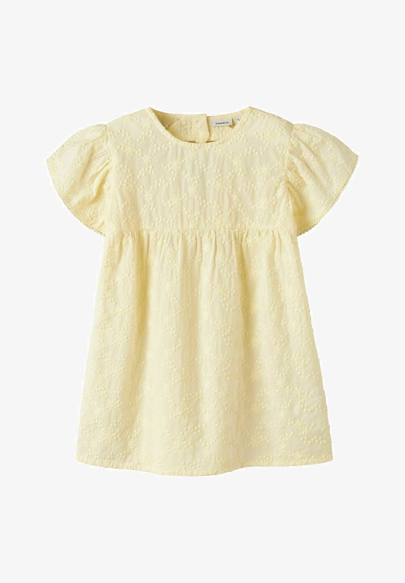 Robe bébé jaune avec des manches courtes bouffantes et une broderie florale texturée, présentant un col rond et une fermeture à boutons au dos.