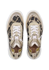 Leopardenmuster-Sneaker mit goldenen Akzenten, weißen Schnürsenkeln und einem strukturierten beigen Obermaterial. Verfügt über eine Gummisohle und kontrastierende Designelemente.