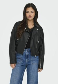 Veste de motard en simili cuir noir avec poches zippées et fermeture asymétrique. Elle présente un design court et des accents en métal argenté.