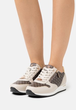 Baskets texturées avec un schéma de couleurs beige et marron, un motif décoratif, des accents dorés et une fermeture éclair sur le côté.