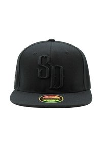 Musta lippalakki, jossa on tasainen lippa ja koholla oleva kirjailtu "SD"-logo. Valmistettu sileästä kankaasta, jossa on teksturoidun näköinen pinta ja värikäs merkkitarrakiinnike.