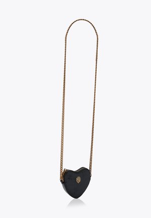 Borsa a tracolla a forma di cuore nero in pelle strutturata, con tracolla a catena dorata e un emblema dorato sul davanti.