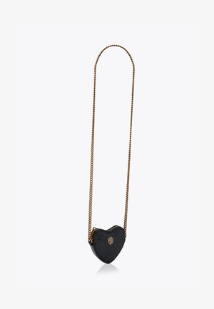 Borsa a tracolla a forma di cuore nero in pelle strutturata, con tracolla a catena dorata e un emblema dorato sul davanti.