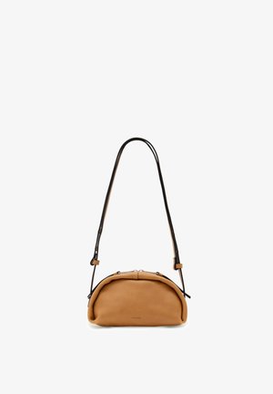 Pehmeä vaaleanruskea puolikuun muotoinen nahkalaukku, jossa on musta säädettävä olkahihna ja hopeanvärinen vetoketjusuljenta, etuosassa hillitty brändäys.