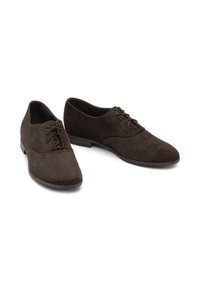 Pantofi din suede maro, cu o textură netedă, vârf ascuțit și talpă joasă. Au un design cu șireturi și accente de cusături discrete.