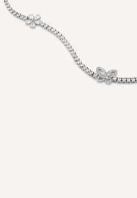 Silberarmband mit einem flexiblen Design, klaren, runden Steinen und Schmetterlingsakzenten, die mit kleineren, funkeldenden Steinen besetzt sind.
