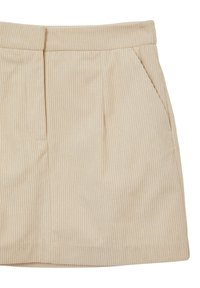 Jupe en velours côtelé beige avec poches latérales, ceinture et plis sur le devant, présentée sur fond blanc.