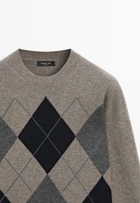 Maglione beige lavorato a maglia con scollo rotondo, caratterizzato da un motivo a diamante in blu notte scuro, grigio e grigio chiaro. Etichetta con la scritta "Massimo Dutti."
