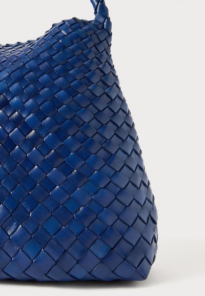 Μπλε υφασμένη δερμάτινη τσάντα χειρός με χαλαρή μορφή, παρουσιάζοντας μία υφή στην επιφάνεια και έναν ενιαίο ιμάντα για μεταφορά.