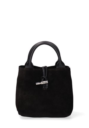 Zwarte suede handtas met stevige zwarte leren handvatten, voorzien van een zilveren accent en een ronde vorm. Compact ontwerp geschikt voor dagelijks gebruik.