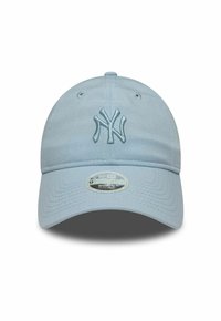 Cappellino da baseball azzurro chiaro con logo "NY" ricamato in rilievo sulla parte anteriore, cinturino regolabile e fori di ventilazione cuciti.