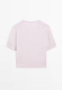 Maglione a maglia rosa chiaro a maniche corte con polsini e orlo a coste, mostrato da dietro su uno sfondo bianco.