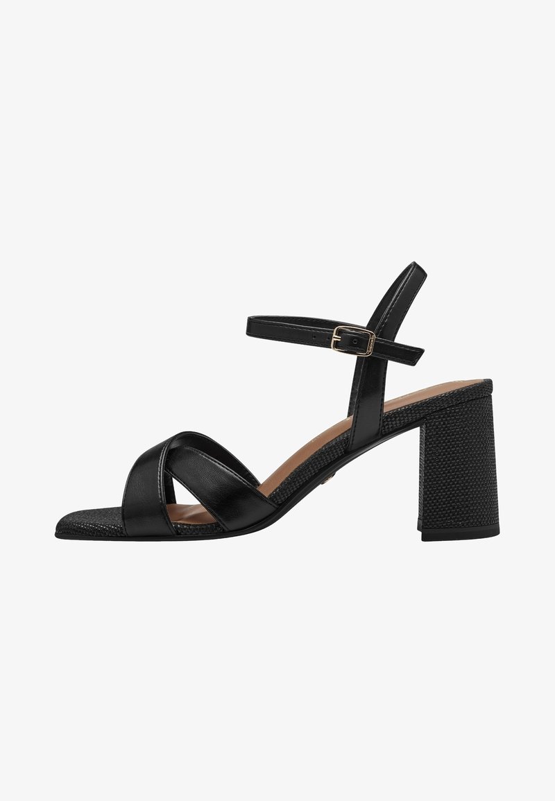 Sandales à talons noirs avec un design à lanières, dotées d'un talon bloc texturé et d'une tige en cuir lisse. Bride ajustable à la cheville avec boucle.