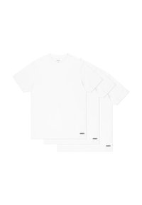 Trzy białe bawełniane t-shirty z krótkim rękawem. Każda koszulka ma okrągły dekolt i niewielkie logo "PROSTO" blisko dołu.