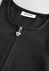 Zwarte stoffen top met een ronde halslijn, een rits aan de voorkant met een hartvormige trekker en een Clarks-label binnenin de kraag.