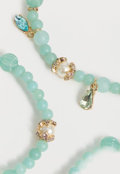 Στενό γαλάζιο κολιέ με χάντρες, χρυσές λεπτομέρειες, λευκές πέρλες, μικρούς κρυστάλλους και σταγόνα σε σχήμα μπλε και πράσινων πολύτιμων λίθων.