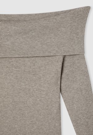 Maglione a coste off-the-shoulder di colore grigio chiaro. Presenta maniche lunghe e un tessuto morbido e strutturato con un collo ben definito.