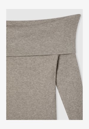 Maglione a coste off-the-shoulder di colore grigio chiaro. Presenta maniche lunghe e un tessuto morbido e strutturato con un collo ben definito.