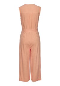 Perzikkleurige linnen jumpsuit met een mouwloos ontwerp, een wijde pasvorm, een ceintuur in de taille en een geplooid detail op de rug. Soepele textuur en lichtgewicht.