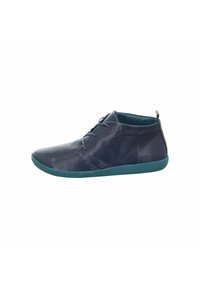 Stivali alla caviglia in pelle blu navy con una texture liscia, dotati di punta arrotondata, dettagli di cucitura discreti e suola in gomma turchese.