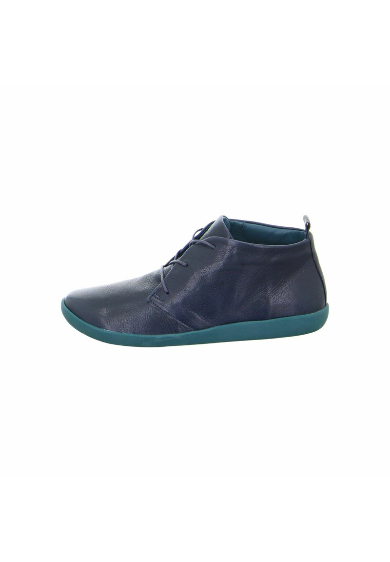 Stivali alla caviglia in pelle blu navy con una texture liscia, dotati di punta arrotondata, dettagli di cucitura discreti e suola in gomma turchese.