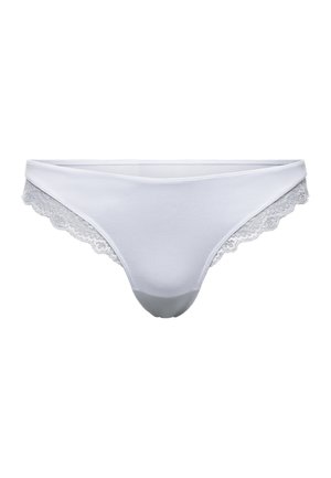 Culotte bikini blanche pour femme avec bordure en dentelle sur les côtés et panneau avant en tissu lisse sur fond blanc.