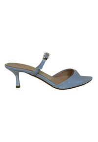Tacco slingback in pelle verniciata azzurro chiaro con punta aperta quadrata, cinturino sottile, fibbia regolabile e un tacco a stiletto sottile.