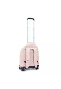 Zaino con rotelle in morbido tessuto rosa, dotato di spallacci imbottiti, manico telescopico e quattro ruote nere per la mobilità.