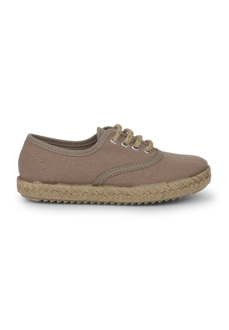 Bruine canvas schoen met ronde neus, ton-sur-ton stiksels en beige jute espadrille zool. Voorzien van vetersluiting met vier metalen oogjes.