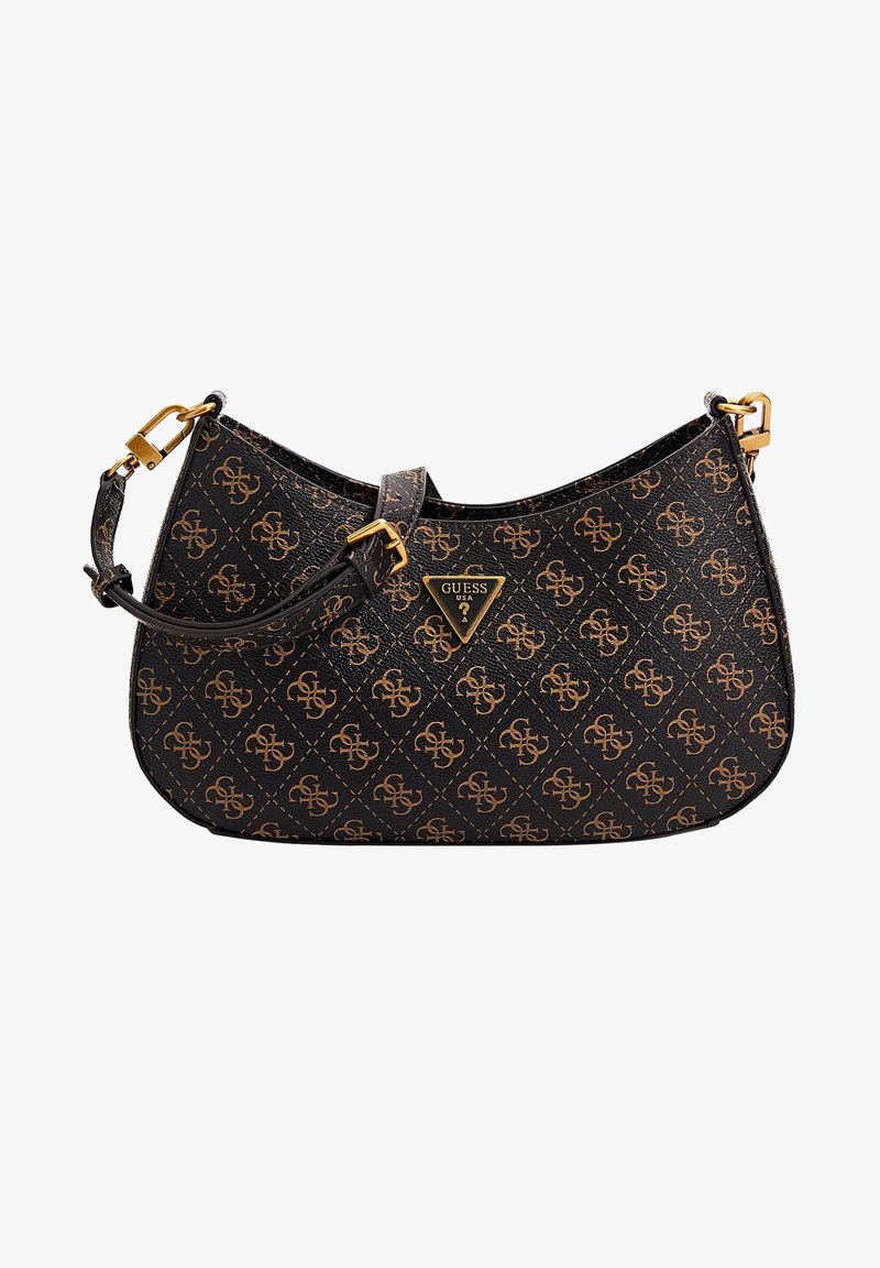 Černá kabelka Guess přes rameno s hnědým monogramovým vzorem, zlatým kováním a nastavitelným popruhem přes vrch.