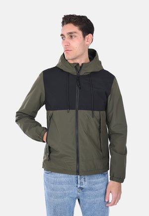 Giacca con cappuccio verde oliva e nera, caratterizzata da una chiusura con zip, coulisse e tasche laterali. Texture liscia con un design moderno.