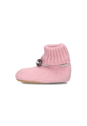 Roze vilten slipper met een geribde breicuff, voorzien van een decoratieve knop en een gestructureerd oppervlak. Zachte zool voor binnengebruik.