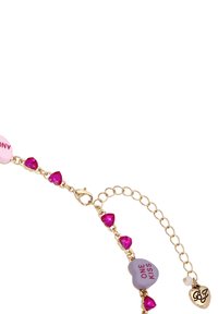 Guldkedjans armband som pryds av hjärtformade pärlor i rosa och lila, med text och fasetterade rosa ädelstenar. Justerbar lås och förlängningskedja inkluderad.