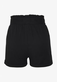 Svarta shorts med dragsko i midjan och vikta manschetter, tillverkade av lättviktig tyg med en slät yta och enkel design.