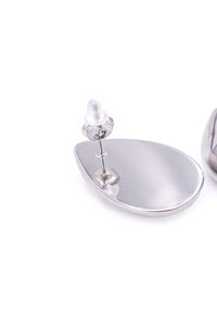 Orecchini pendenti in argento con una superficie liscia e riflettente, di forma rotonda e con chiusura a pressione traslucida.