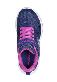 Sneaker met een ademend marineblauw bovenwerk, roze veters en band. Heeft een witte zool, getextureerde accenten en "SKECHERS" branding op de band.
