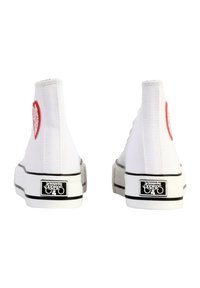 Sneakers high-top in tela bianca con un design a forma di cuore rosso sulla caviglia, suola in gomma nera e dettagli a striscia nera a contrasto.