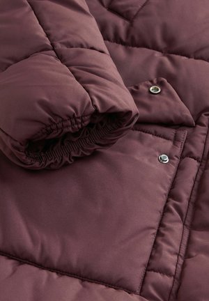 Burgunderfarbene Steppjacke mit strukturiertem Stoff, elastischen Bündchen und silbernen Druckknöpfen, ausgestattet mit einem gesteppten Muster.
