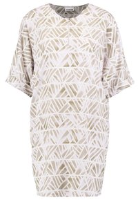 Sukienka z krótkim rękawem w jasnym beżu z geometrycznym wzorem, zawierającym białe i oliwkowozielone akcenty. Zamek błyskawiczny przy dekolcie.