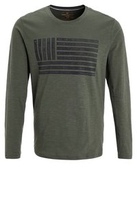 Langsleeve groene t-shirt gemaakt van zachte stof, met een zwart gestreepte vlag grafiek op de voorkant, een ronde halslijn en een gestructureerde afwerking.