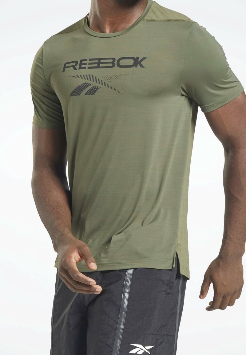 Olivově zelené sportovní tričko s krátkým rukávem, s černým logem "Reebok" a grafickými akcenty, s bočními rozparky pro lepší pohyblivost a prodyšnost.